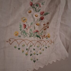 Antique Vintage Embroidered Daisy Tea Towel Scalloped Floral Cottagecore